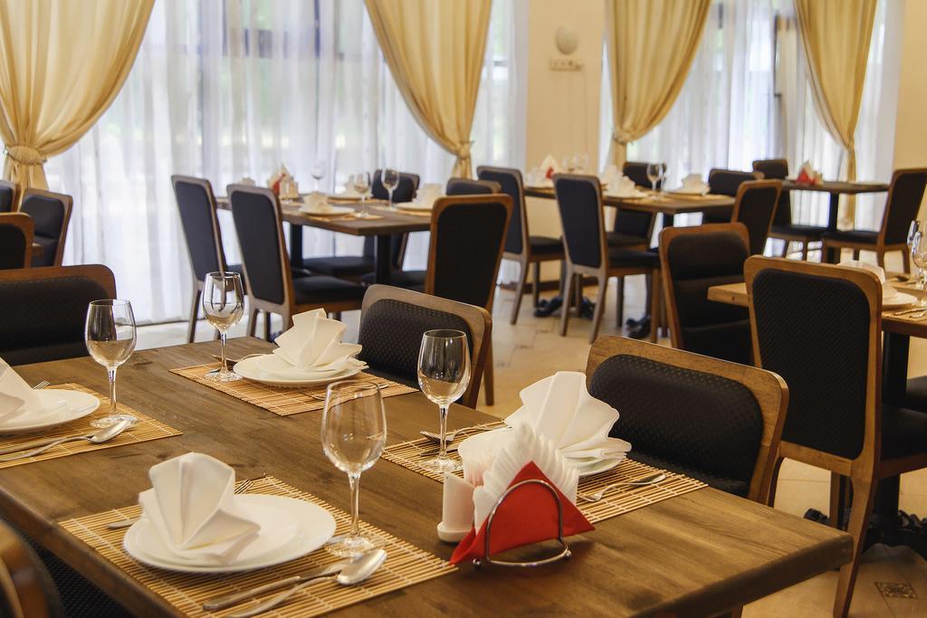 Promenade Park Hotel Шимкент Екстериор снимка